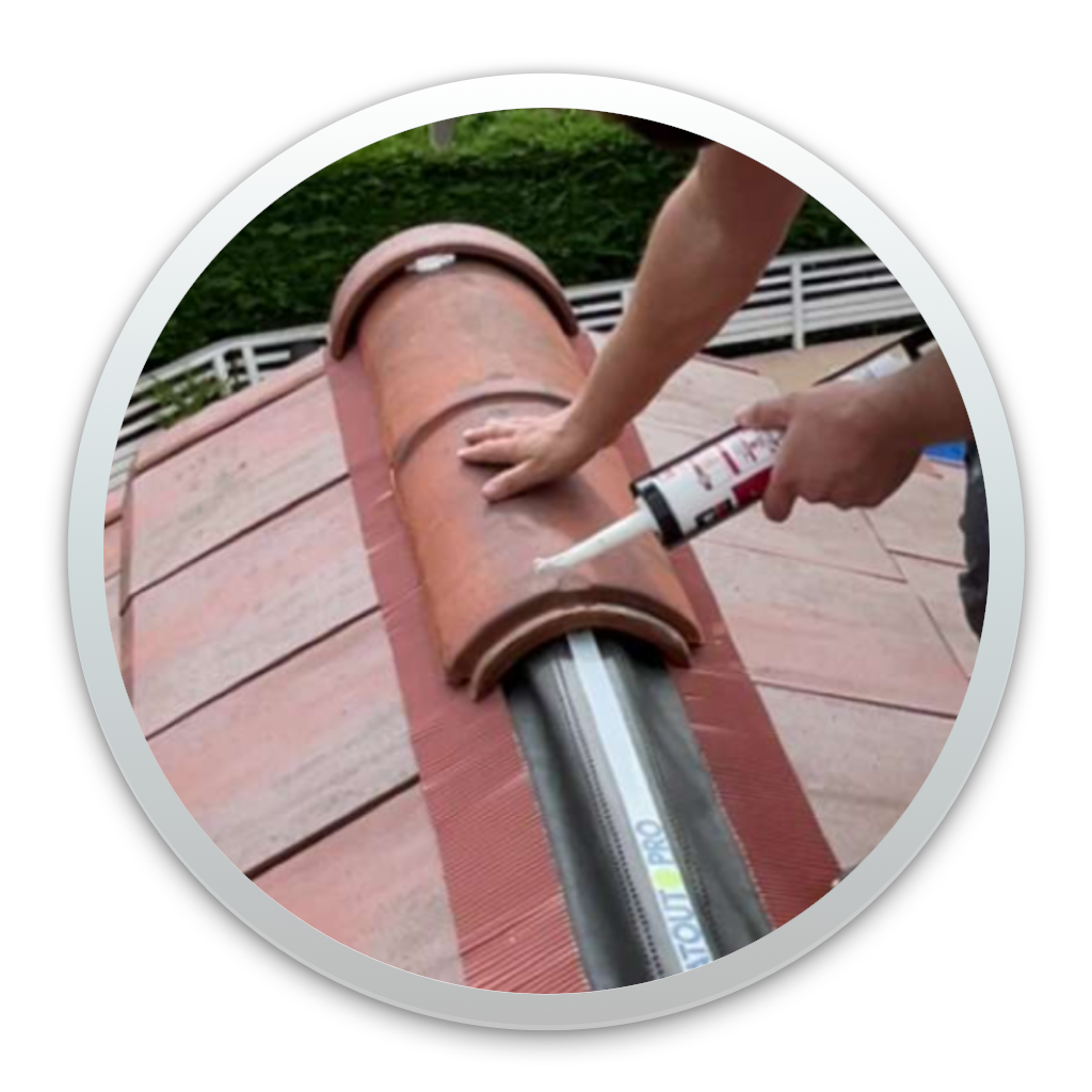 Pose d'un closoir de faîtage ventilé sur le dessus d'une toiture