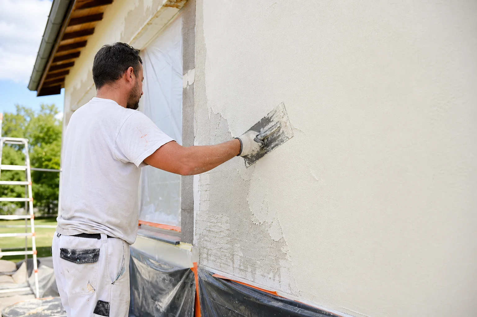 Application d'enduit sur une façade en rénovation